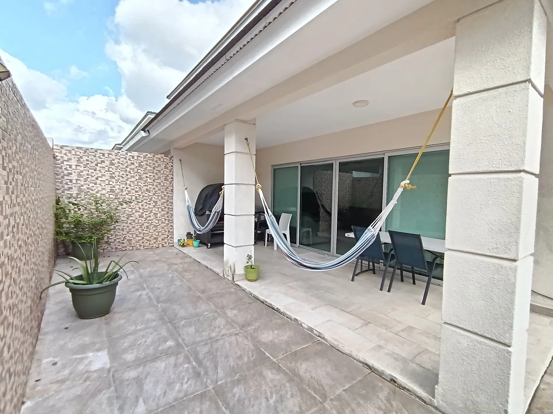 Vía Centenario - Venta o Alquiler de casa en Altos del Parque — 1 de 15
